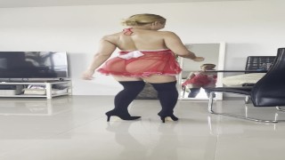 garota sexy dançando de lingerie e salto alto
