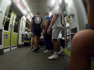 Люди буквально смотрят на мои яйца в метро, я не могу сдержаться и достаю свой член