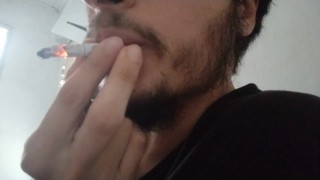 SPIT Turkse man close-up op mond (roken fetisj en spugen