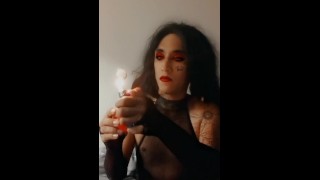 Pequeña Latina fumar y soplar nubes - 61