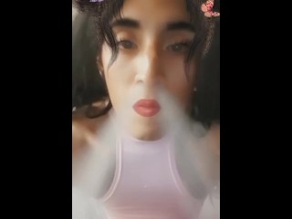 Pequeña Latina Fumar y Soplar Nubes - 66