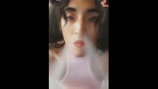 Pequeña Latina fumar y soplar nubes - 66