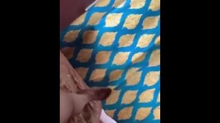 Hot Indische meid masturbeert in het openbaar |