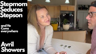Stiefmutter MILF gefickt und vom Stiefsohn gesichtsbehandelt