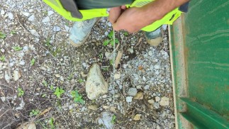 Bauarbeiter Kerl pisst lange riskant bei der Arbeit Öffentlichkeit