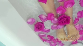 sanfte milf nimmt ein bad mit rosen und streichelt sich