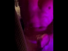 Сексуальное мужское тело в неоновом свету мастурбирует в душе, кончает на стекло, мобильная съёмка,
