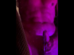 Сексуальное мужское тело в неоновом свету мастурбирует в душе, кончает на стекло, мобильная съёмка, - Screenshot 14 of 16 - Sexy Body