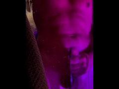 Сексуальное мужское тело в неоновом свету мастурбирует в душе, кончает на стекло, мобильная съёмка, - Screenshot 15 of 16 - Shaved Body