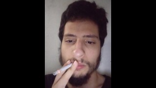 Roken fetisj\ Gewoon een beetje roken voordat ik naar mijn meester ga 