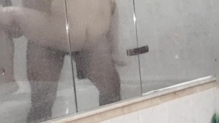 Jovencita amateur es follada en la bañera de pie y cargada por un extraño / Comiendo y golpeando coño