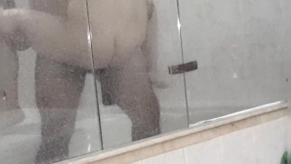 素人青少年在浴缸里被陌生人性交/一边吃一边敲打阴部