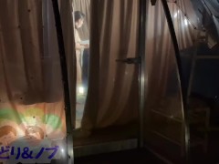 スケルトンのドームテントで裸でグランピングする美人女性