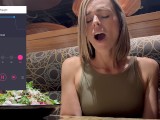 Cumming dur dans un restaurant public avec vibromasseur télécommandé