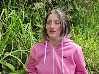 OKÄND BER OM ATT BLI HEM OCH BETALAR MED SEX I SKOGEN