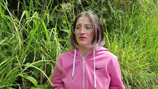 DESCONOCIDA PIDE QUE LA LLEVEN A SU CASA Y PAGA CON SEXO EN EL BOSQUE