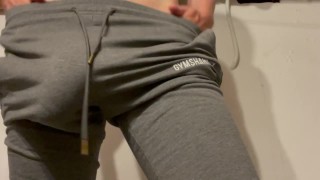 Enorme lul bulge in gymbroek. Masturbatie met anaal spelen en klaarkomen