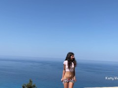 Бесстыжая девка писает стоя на фоне моря 1/16