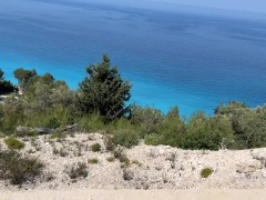 Бесстыжая девка писает стоя на фоне моря 13/16