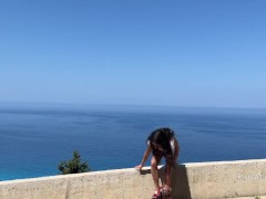 Бесстыжая девка писает стоя на фоне моря 2/16