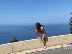 Бесстыжая девка писает стоя на фоне моря 4/16