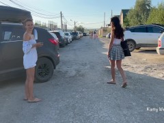 Две девки гуляют на публике без трусиков и показывают киски - Screenshot 11 of 16 - Public Beach