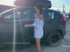 Две девки гуляют на публике без трусиков и показывают киски