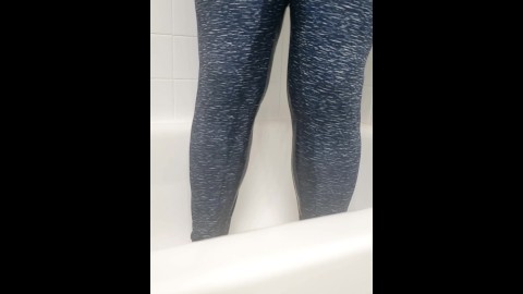 Desperate piss in blue leggings.