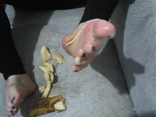 Разбиваю банан ногами