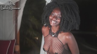 Черная африканская модель, чертовски сексуальная, посмотрите на эту попку! 👋🍑😈