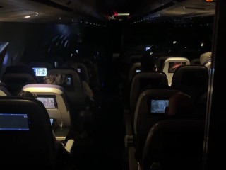 Mile High Club - Hombre De Negocios Se Masturba En un Avión a Alemania (corrida Cremosa)