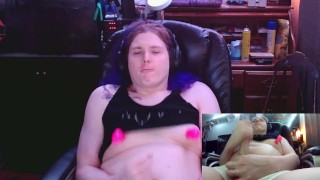 Chica trans streamer gamer chica juega con palo de clítoris. Dabs.Se pone sudoroso tratando de correrse por segunda vez