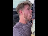 Hot mec suce une énorme bite dans un parking public