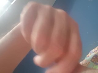 Soumis se titille le téton pour sa Maîtresse