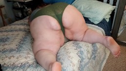 我的继母正在为她的性感内衣做模特。她可以摇晃她的大热屁股👅🤤