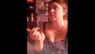 Курит, пока сосед по комнате играет в видеоигру. 