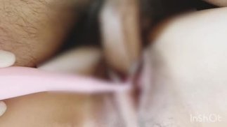 【個人撮影】挿入中にクリトリスを責められるとアソコを押し出す勢いで潮吹き。 たまらず中出しセックス。 素人 夫婦 日本人 変態 おもちゃ 電マ オーガズム 巨根