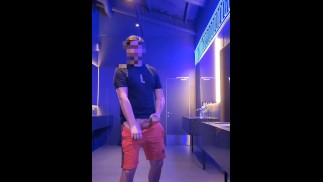 Bavím se na pánském záchodě kina.  Málem chycen