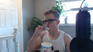 Stiefbroer eet Griekse yoghurt terwijl hij zijn kampioen kiest (Hot)