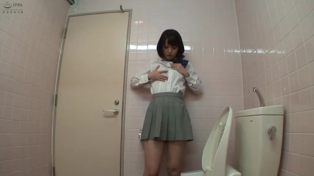 《オナニー動画》トイレでオナニーを始める可愛い制服女子たちを隠し撮り盗撮