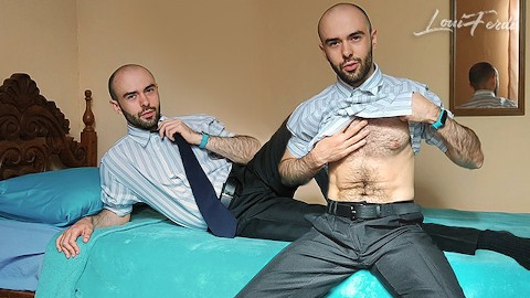 Homme d’affaires poilu striptease, doigté gros cul, branler et jouir par LouiFerdi