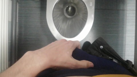 空港のトイレでジャークオフし、激しく終了しました