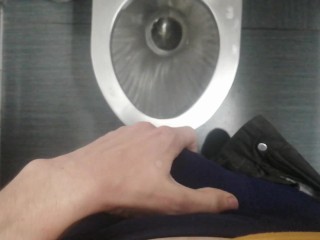 空港のトイレでジャークオフし、激しく終了しました
