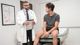Doctor Tapes - Il muscoloso fusto del dottor Marco Napoli tira fuori il suo cazzo e il suo paziente latino caldo
