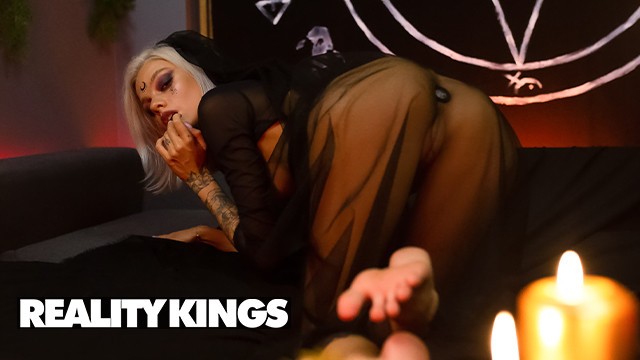Reality Kings - Женщина-ведьма OwlCrystal совершает свой сексуальный ритуал и получает сперму на лицо
