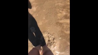 Fetiche por pés areia esguichada 