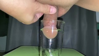 Mojando polla en un vaso transparente con agua y ver como se acerca y se hace más grande