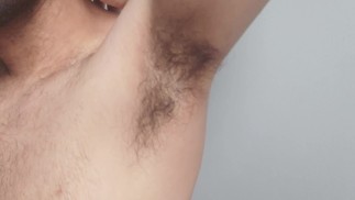 Чешу свою волосатую грудь и подмышки