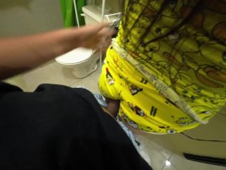 Mi hermanastra caliente se deja culiar en el baño casi nos descubren en pleno acto POV