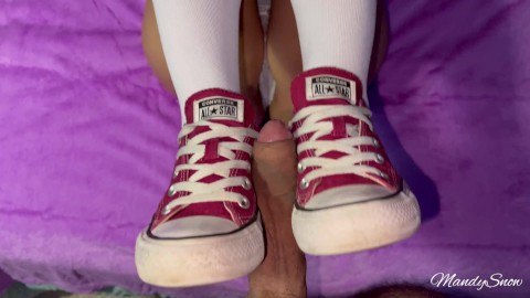 MY GIRLFRIEND GIVES ME A SHOEJOB, I FUCK HER AND CUM HER SNEAKERS
